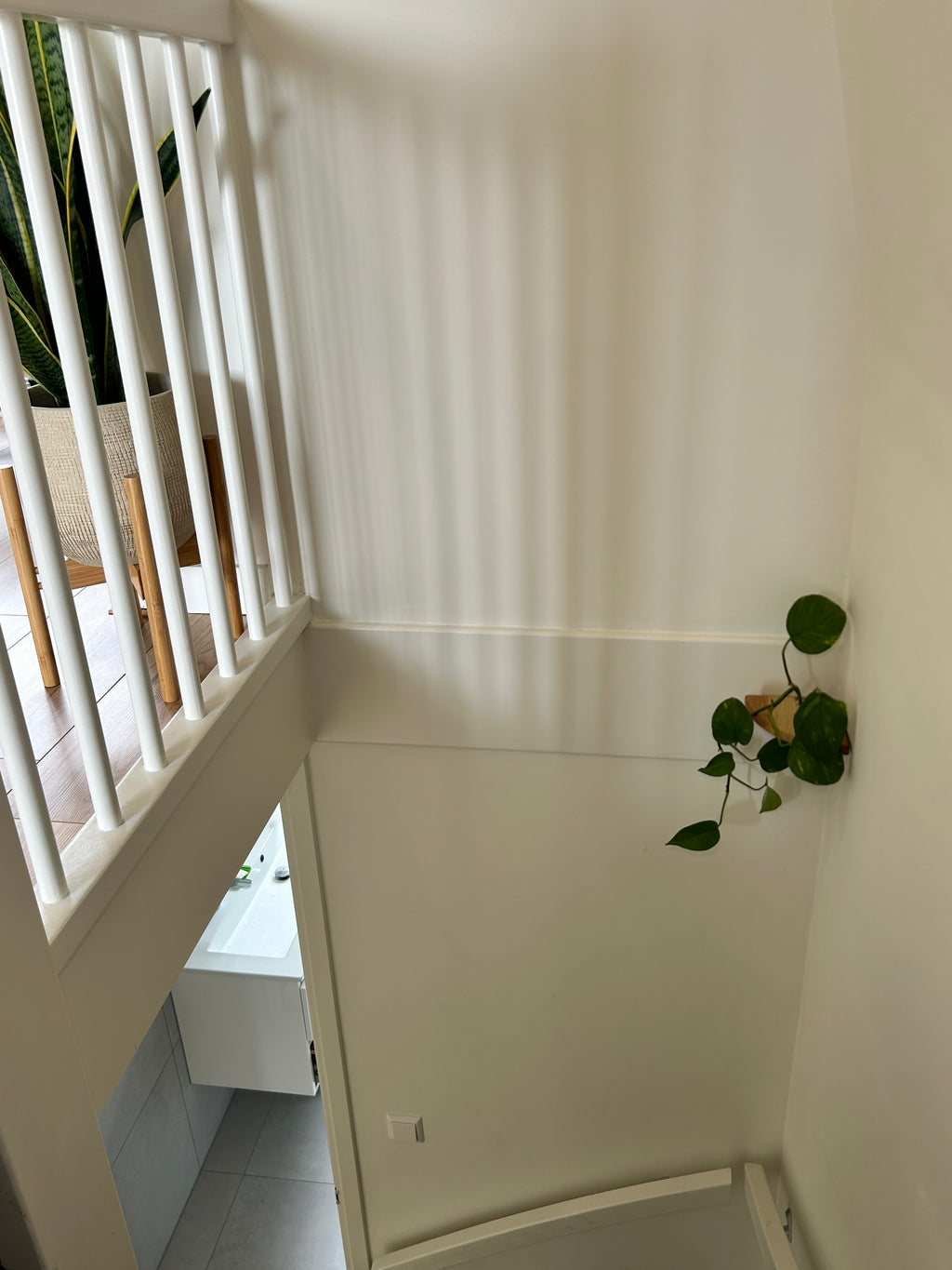 Rinco Corner Planter & Shelf – Decorate Overlooked Wall Corner